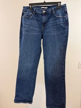 Classic Levi’s Mid-Rise Women’s Jeans in Dark Blue